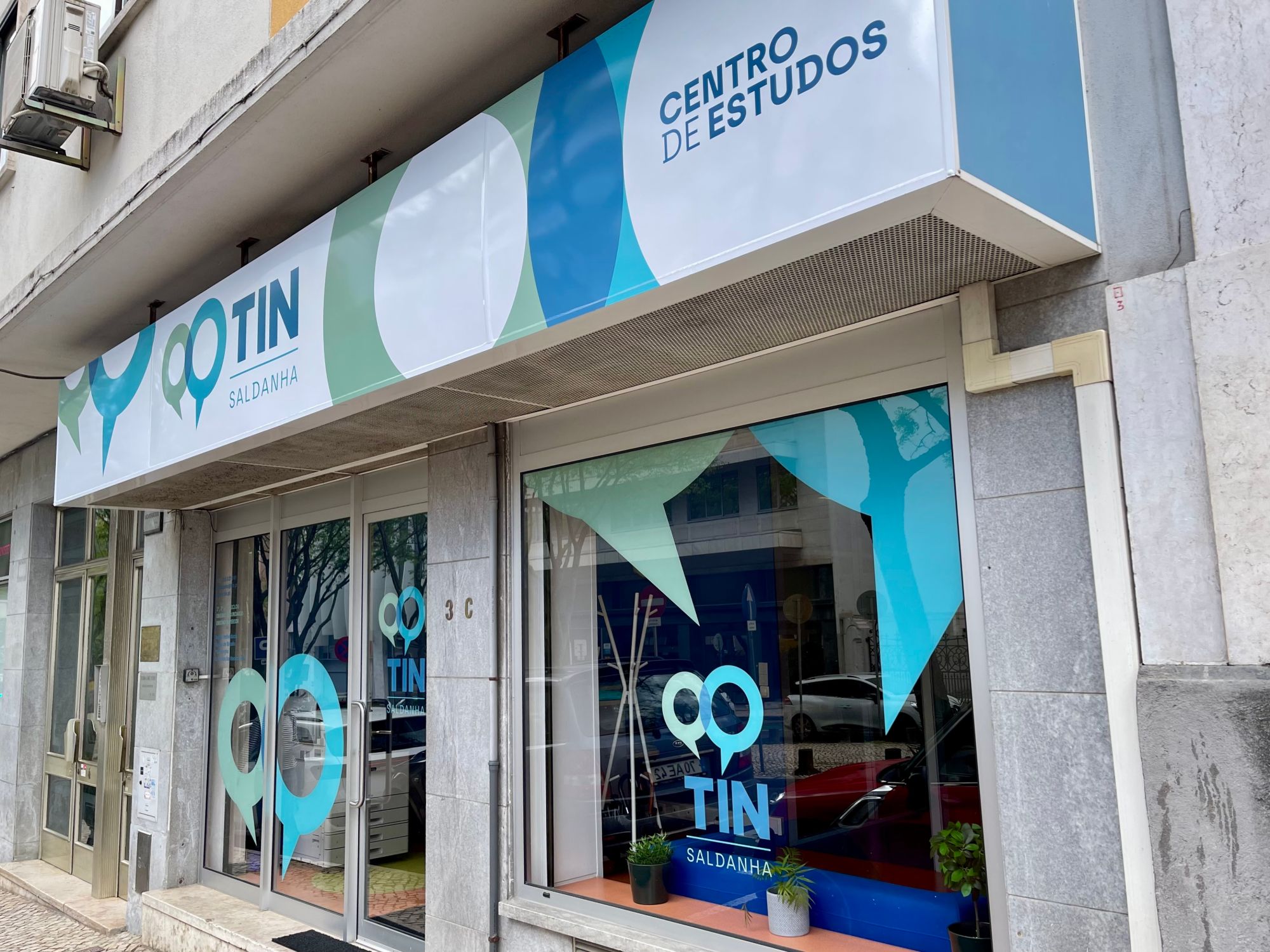 Fachada do Centro de estudos TIN no Saldanha, com o logótipo e a montra do espaço